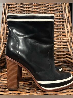 Diane Von Furstenberg Black and White 
Round-Toe Ankle Boots in Size 10